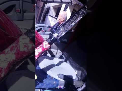 50年間ニートの男が謝ってるゴミ収集の人にお構いなしにブチ切れる！