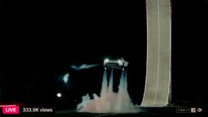 米テスラが「宙を舞うクルマ」を実演　空中旋回して着地、スペースＸと共同開発　2028年生産開始　最高時速は370キロ超