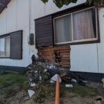 「向かいの家の壁に突っ込んだ」軽乗用車が民家に突っ込み1人死亡 2人重軽傷…運転手の74歳男性が死亡＝静岡・浜松市