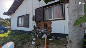 「向かいの家の壁に突っ込んだ」軽乗用車が民家に突っ込み1人死亡 2人重軽傷…運転手の74歳男性が死亡＝静岡・浜松市