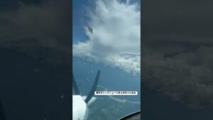 【これはガチっぽい…】 飛行機からの間近UFO映像