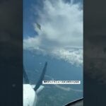 【これはガチっぽい…】 飛行機からの間近UFO映像